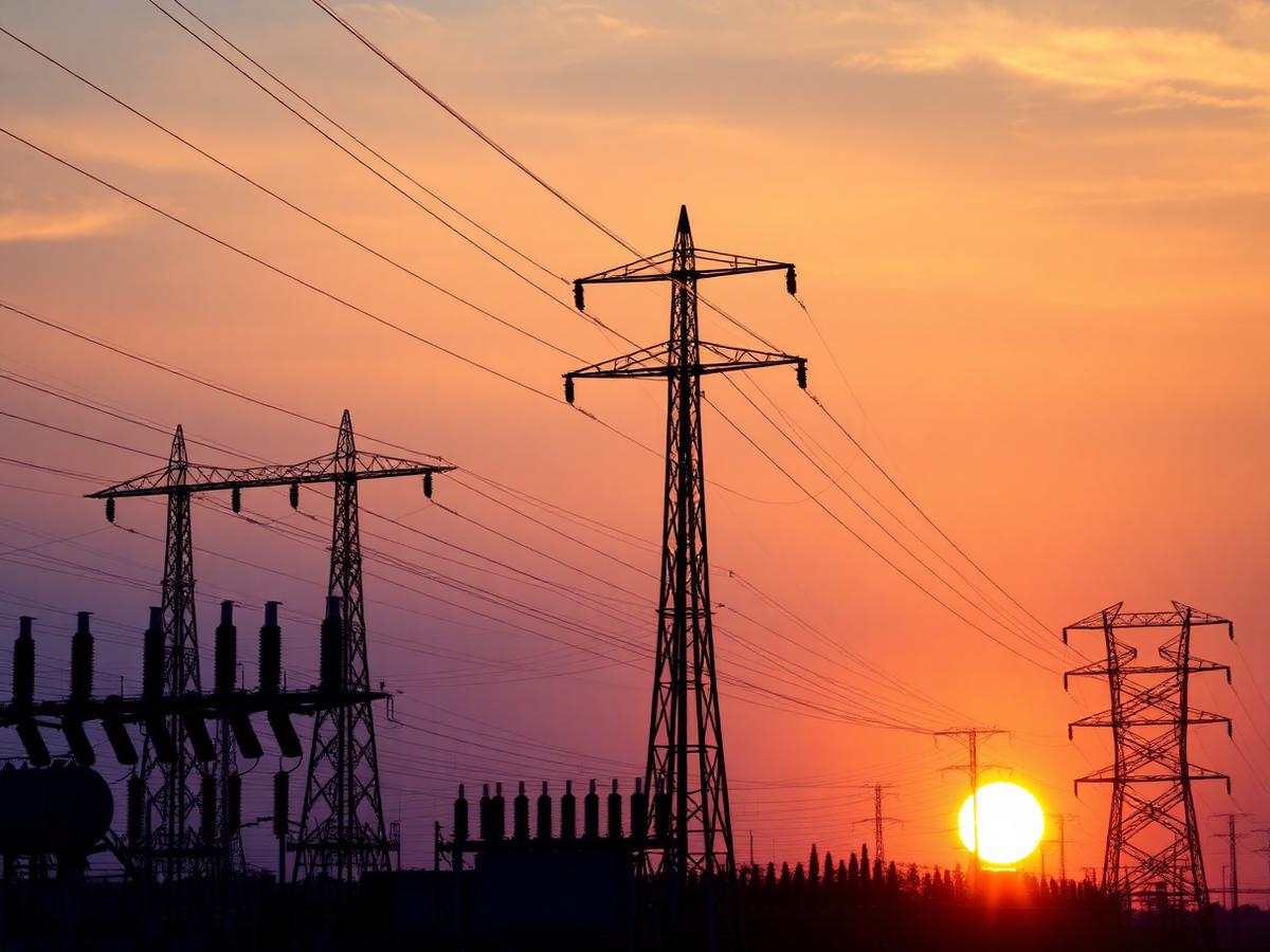 Subestación eléctrica y torres de transmisión